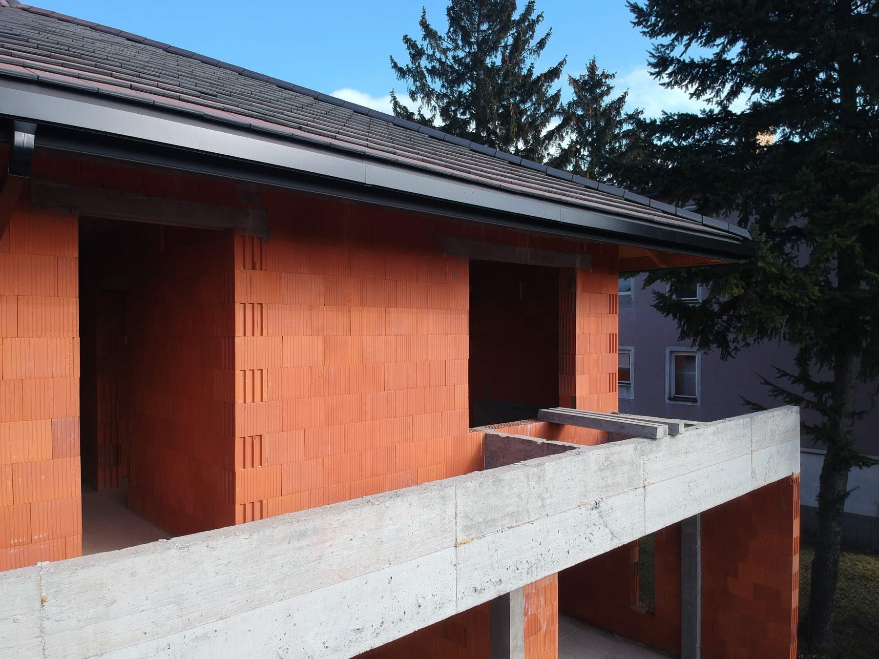 Ściana z pustaków ceramicznych Porotherm w trakcie budowy