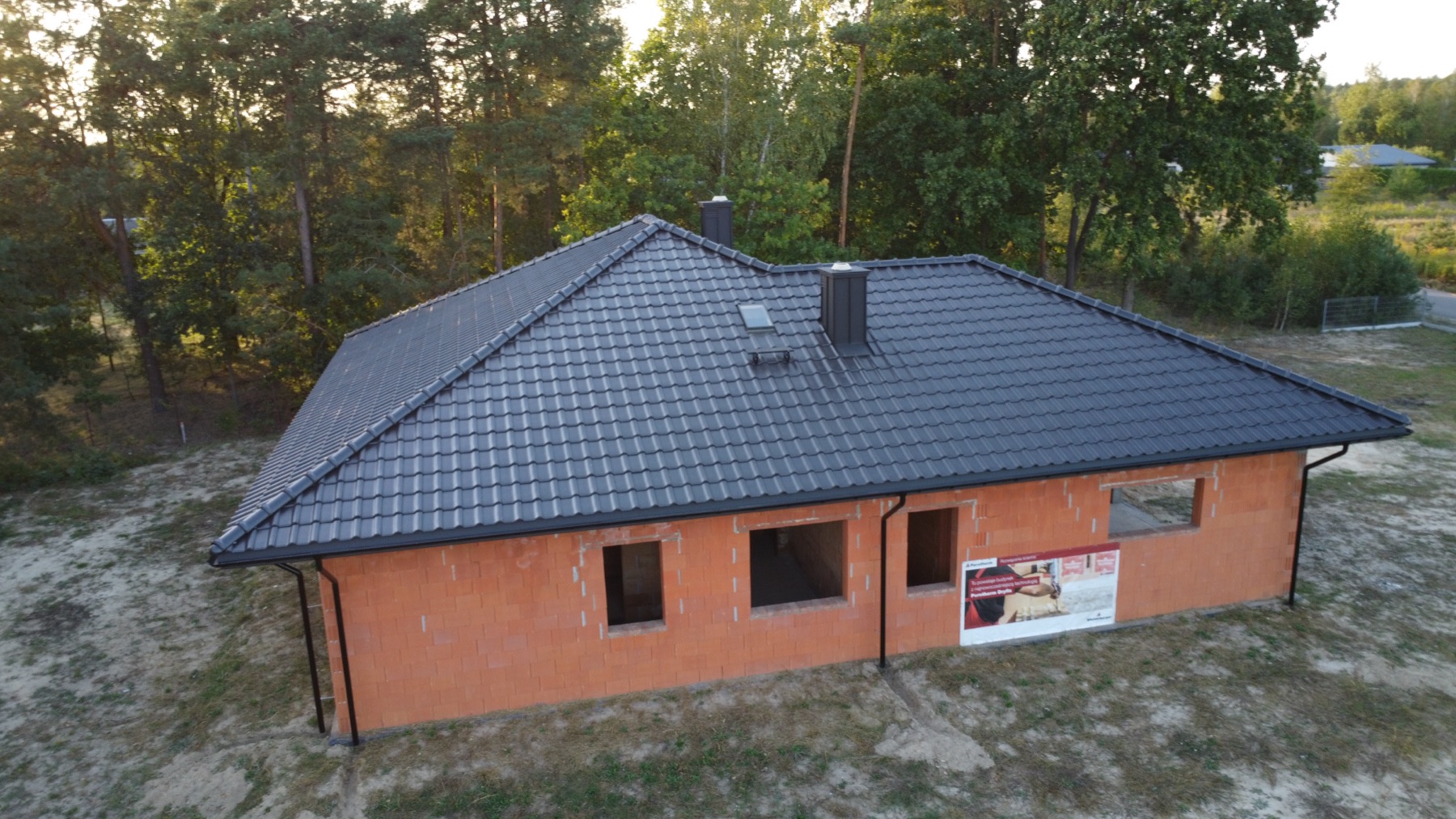 Dom z dachówką ceramiczną i pustakami Porotherm - widok z lotu ptaka